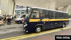 47人案第三批出庭求情的被告，包括前香港眾志秘書長黃之鋒、前民主派立法會議員譚文豪、胡志偉等6人，由多部囚車押解到西九龍裁判法院。（美國之音）