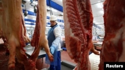 俄羅斯農業集團 Rusagro (Ros Agro Plc) 旗下的一家屠宰場的工​​人正在切割生豬。 （2017年10月12日）