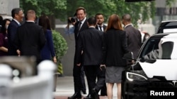 正在北京的特斯拉行政總裁埃隆·馬斯克站在中國商務部長王文濤旁，準備離開中國商務部。（2023年5月31日）