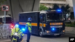 資料照：一輛監獄車將香港壹傳媒創辦人黎智英送到香港西九龍法院。 （2024年1月2日）