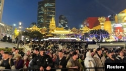 蘋果在上海的靜安區專賣店開張營業當日，人群在欄桿後排隊等候的盛況。（2024年3月21日）