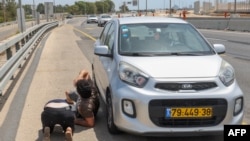 以色列海尔兹利亚市附近的居民躲避来自加沙的火箭攻击。（2024年5月26日）