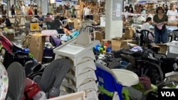 “以色列的兄弟姊妹” 將他們的政治組織轉變為一個非政治性的100％志願組織，設立指揮中心和專門的物流中心，在志願者的協調下收集與分發捐贈物資用以幫助士兵、支援受害者家屬、以及來自南部撤離的家庭所需(美國之音/賴素芬)