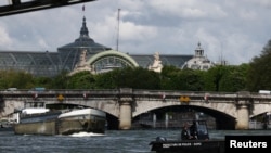 资料照片：在巴黎奥运会开幕前100天，一艘警察小艇在巴黎大皇宫附近的塞纳河上巡逻。(2024年4月17日)