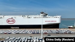 中國江蘇連雲港等候裝船出口的比亞迪電動車。 (2024年4月25日)