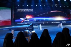 伊朗婦女在德黑蘭參觀“法塔赫”（Fattah）高超音速導彈。（2023年6月6日）