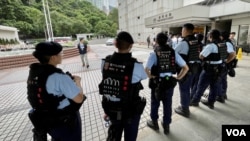 穿上防彈背心的軍裝警員8月14日在高等法院大樓外駐守。(美國之音/湯惠芸)