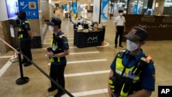 ເຈົ້າ​ໜ້າ​ທີ່​ຕຳຫຼວດ​ປິດ​ລ້ອມ​ສະ​ຖານ​ທີ່​ເກີດ​ເຫດ​ຢູ່​ໃກ້​ສະ​ຖາ​ນີ​ລົດ​ໄຟ​ໃຕ້​ດິນ​ໃນ​ເມືອງ ຊອງ​ນຳ, ເກົາຫຼີ​ໃຕ້, 3 ສິງ​ຫາ 2023.