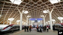 资料照片：2023年10月2日，在印度尼西亚雅加达哈利姆站举行的东南亚首条高速铁路开通仪式期间，高速列车停在印度尼西亚雅加达的哈利姆站，这是中国“一带一路”基础设施倡议下的一项重点项目。（美联社照片）