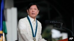 菲律賓總統費迪南德·小馬科斯（Ferdinand Marcos Jr.）在阿吉納爾多軍事總部舉行的菲律賓武裝部隊成立88週年紀念活動上發表演說。（2023年12月21日）
