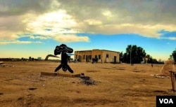 距离加沙边境一千米处的基布兹社区画廊和雕塑园 (美国之音/唐丹鸿)