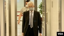 現年85歲的香港民主黨創黨主席李柱銘，聽取8-18流水式集會案上訴判決後，離開高等法院大樓，未有回應庭外記者追訪提問。(美國之音/湯惠芸)