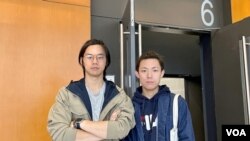 被取消香港中文大學校友評議會常委參選資格的兩名中大校友孫昊賢（右）及謝煒洛，他們已委託律師向高等法院申請司法覆核。(美國之音湯惠芸)