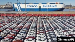 资料照：中国山东烟台港口排列着即将出口的汽车。（2021年12月7日）