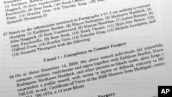 列舉逮捕16名密歇根共和黨人依據的法律證書，他們被控因在2020年總統選舉中充當代表特朗普的虛假選舉人而犯有偽造文書等重罪。(2023年7月18日)