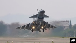 2023年4月8日中國東部戰區在台灣島附近進行戰備巡邏和軍事演習時一架戰機起飛