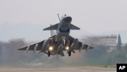 中共官媒新華社2023年4月8日發佈照片顯示，一架中國空軍戰機從南京起飛參加東部戰區的繞台軍演。