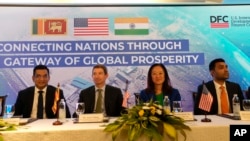 由左至右，斯里蘭卡外交部長阿里·薩布里、美國國際開發金融公司首席執行官斯科特·內森、美國駐斯里蘭卡大使鄭智允和阿達尼港口首席執行官卡蘭·阿達尼2023年11月8日星期三在斯里蘭卡科倫坡舉行會議。（美聯社照片）