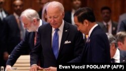 拜登總統與印尼總統佐科·維多多於 2023 年 9 月 9 日在新德里舉行 G20 峰會。（資料照片：Evan Vucci 法新社）