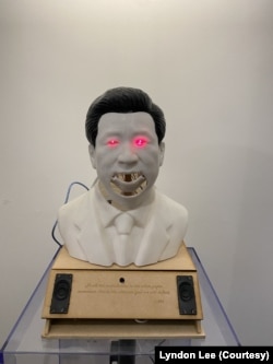 倫敦“白紙週年”藝術展上的習近平3D頭像。（美國之音 李伯安）