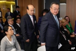 中共中央对外联络部部长刘建超与中国驻澳大利亚大使肖千走入悉尼科技大学的会场发表讲话。 (2023年11月28日)