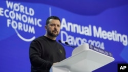 资料照片：乌克兰总统泽连斯基在瑞士达沃斯经济论坛年会上讲话。（2024年1月16日）
