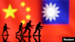 中國與台灣旗幟與一群士兵的圖示。