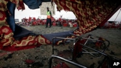 巴基斯坦西北部卡爾鎮星期天舉行的一次政治集會發生的自殺炸彈爆炸案現場。 （2023年7月31日）