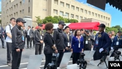 特勤人員向國安局長蔡明彥等人解說反狙擊能力。（美國之音特約記者李昕儒拍攝）