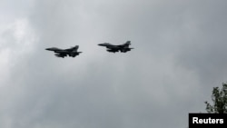 2024年8月4日，在烏克蘭一個未公開的地點紀念烏克蘭空軍日期間看到的烏克蘭F-16戰鬥機在空中飛行。 (路透社照片)