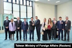 台灣外交部長吳釗燮在台北桃園國際機場歡迎到訪的台灣邦交國巴拉圭的總統當選人潘尼亞（Santiago Pena））。 （2023年7月11日）