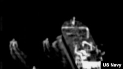 這張從美國海軍波音P-8 Poseidon巡邏偵察機的監控視頻中拍攝的靜止圖像顯示2023 年6 月4 日在霍爾木茲海峽的一艘商船附近的三艘伊朗革命衛隊快速攻擊艦。（美聯社轉髮美國海軍圖片）