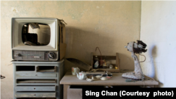 日本軍艦島上荒廢樓宇房間内的陳設，有電視機與電風扇。（圖片來源：被訪者提供）。