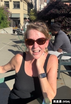 2023年11月8日，旧金山居民斯泰西娅·汤普森在旧金山联合广场接受了美国之音记者的采访，她很期待习拜会。（周星晨）