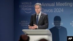 美國國務卿布林肯在達沃斯世界經濟論壇的會議上講話。(2024年1月16日)