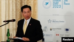 台灣外交部長吳釗燮在訪問捷剋期間在布拉格舉行的“歐洲價值峰會”上發表講話。（2023年6月14日）