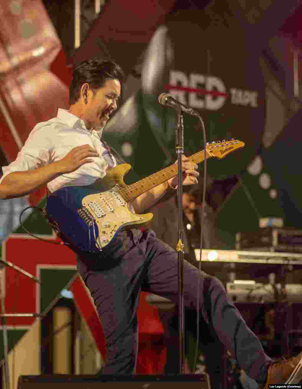 ນອກຮ້ອງແລະນັກດົນຕີ ທ່ານສັກກີ ເມກມໍລະກົດ