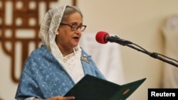 资料照片：2024年1月11日，谢赫·哈西娜在孟加拉国达卡宣誓就任孟加拉国总理。(路透社照片)