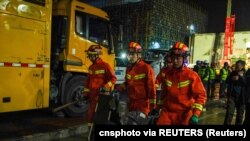 2023年7月24日，中國黑龍江省齊齊哈爾市一所學校體育館屋頂倒塌現場，消防隊員在救援行動中運輸設備。