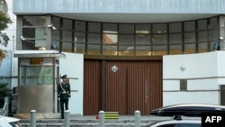 一名中國武警士兵站在位於北京的以色列駐中國大使館大門外。 （2023年10月13日）