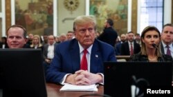 ອະດີດປະທານາທິບໍດີ ສະຫະລັດ ດໍໂນລ ທຣຳ, ໂດຍມີທະນາຍຄວາມ ທ່ານຄຣິສໂຕເຟີ ໄຄສ໌, ເບື້ອງຊ້າຍ, ແລະທ່ານນາງອາລີນາ ຮາບບາ, ເຂົ້າຮ່ວມໃນການສະຫລຸບໃຫ້ຄຳໂຕ້ແຍ້ງໃນການພິຈາລະນາຄະດີສໍ້ໂກງທາງແພ່ງຊອງອົງການທຣຳ ຢູ່ທີ່ສານສູງສຸດຂອງລັດນິວຢອກ, ໃນນະຄອນນິວຢອກ, ວັນທີ 11 ມັງກອນ 2024.