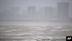 中共新華社提供的照片顯示，颱風多克蘇里在福建省福州登陸。 （2023年7月27日）