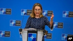 2022年2月15日，美國駐北約大使朱麗安·史密斯在布魯塞爾北約總部發表講話。（美聯社照片）