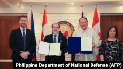 菲律賓國防部長吉爾伯特·特奧多羅（右二）與加拿大駐菲律賓大使戴維·哈特曼（David Bruce Hartman 左二）在馬尼拉簽署了國防合作諒解備忘錄。（2024年1月19日）