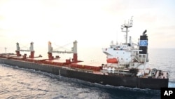 印度海軍提供的照片顯示，美國籍貨輪「M/V根科·皮卡蒂號」（M/V Genco Picardy)於2024年1月17日在亞丁灣遭到胡塞反政府武裝份子發射的一架攜帶炸彈無人機的攻擊。（美聯社照片）