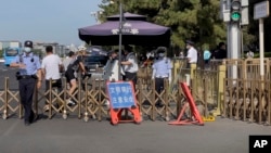 中國警察2023年6月4日在天安門廣場附近設立檢查站盤查過往市民。