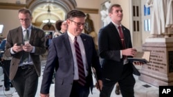 ປະທານສະພາຕ່ຳ ທ່ານໄມຄ໌ ຈອນສັນ ພວມອອກໄປຈາກຫ້ອງປະຊຸມຂອງສະພາຕ່ຳ ບໍ່ດົນຫຼັງຈາກທີ່ ສະພາຕ່ຳໄດ້ອະນຸມັດທຶນຊຸດການຊ່ອຍເຫຼືອດ້ານການທະຫານ ເກືອບ 14.5 ຕື້ໂດລາ ໃຫ້ອິສຣາແອລ, ແຕ່ປາດສະຈາກການຊ່ອຍເຫຼືອດ້ານມະນຸດສະທຳແກ່ກາຊາ, ຢູ່ທີ່ລັດຖະສະພາ ຫຼື Capitol ໃນນະຄອນຫຼວງ ວໍຊິງຕັນ, ວັນທີ 3ພະຈິກ 2023. 