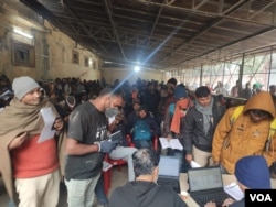 印度北方邦勒克瑙的阿利甘傑政府工業培訓學院，工人正在等待他們的技能測試和麵試（美國之音/賈尚傑）