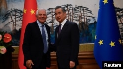 中国外长王毅在北京会晤到访的欧盟外交和安全政策高级博雷利（Josep Borrell）。（2023年10月13日）