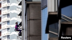 法國攀登高手阿蘭·羅伯特（Alain Robert）為聲援菲律賓的南中國海主權立場徒手爬上了菲律賓首都馬尼拉金融區的一座47層高的摩天大樓。（2024年3月5日）